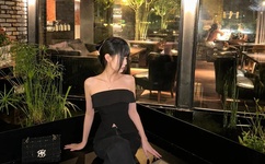 宝宝把腿抬得很高一点